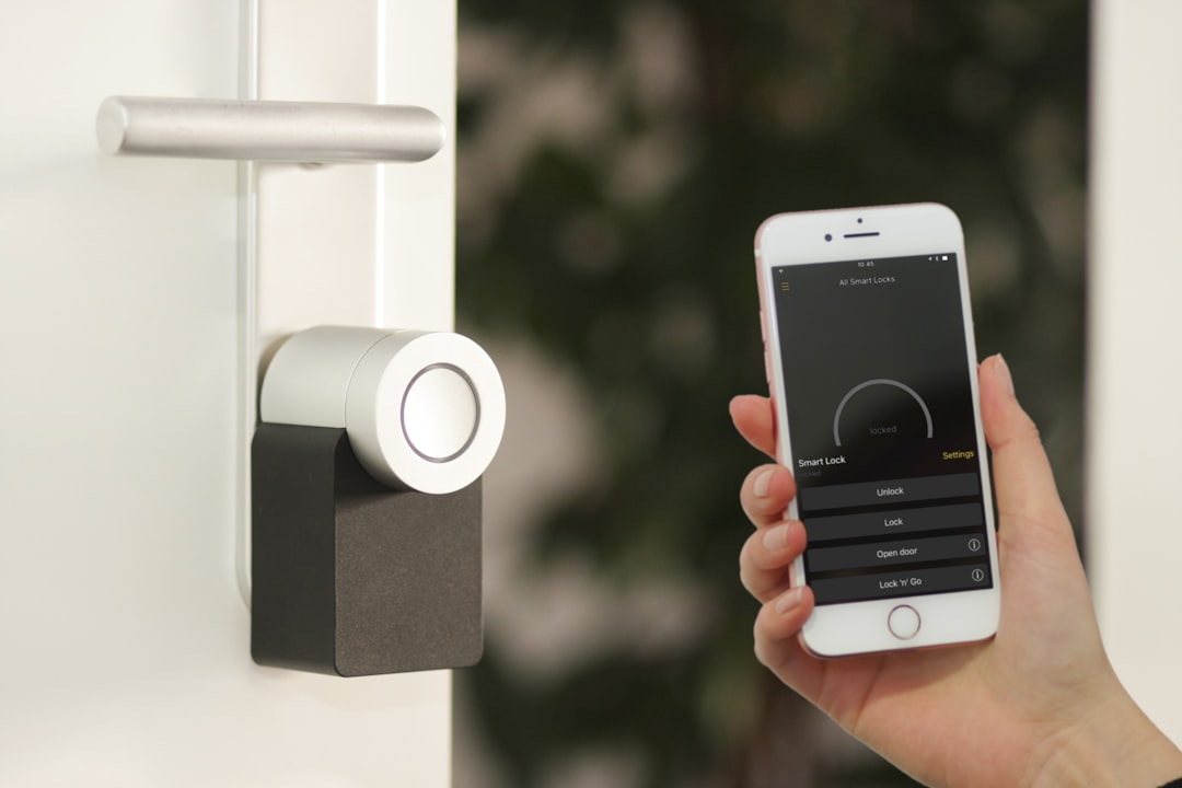 Cerradura inteligente con smartphone en alquiler vacacional